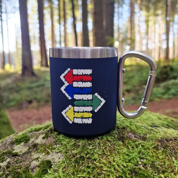 Hrnček s karabínou – ten správny smer - hrncek-turisticke-sipky