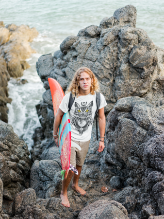 surfer-dude-wearing-a-t-shirt-mockup-on-the-rocks-a18801 Sova aztécke vzory - surfer-dude-wearing-a-t-shirt-mockup-on-the-rocks-a18801